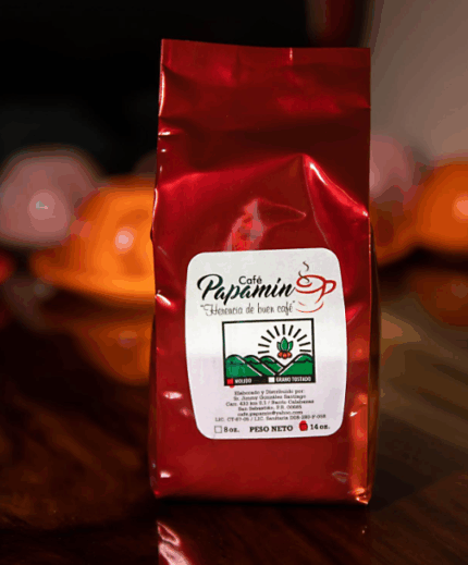 Café Papamin de Puerto Rico Bolsita 14oz roja 80/20 tueste medio CAFÉ 80/20 TUESTE MEDIO ALTURA: 800-900 PIES SOBRE EL NIVEL DEL MAR. ORIGEN: SAN SEBASTIÁN, PR. MEZCLA: 80% CAFÉ ARÁBICO Y 20% CAFÉ ROBUSTA (AMBOS CAFÉS DE PUERTO RICO). CUERPO: ALTO. ACIDEZ: ALTA, MUY EQUILIBRADA. SABOR RESIDUAL: INTENSO, AGRADABLE Y DULCE EN EL PALADAR. DESCRIPCIÓN: AROMAS DULCES E INTENSOS A FRUTOS SECOS O MADERA FRESCA. SABORES A CHOCOLATE SUAVE Y ALMENDRA. RECOMENDADO PARA CAFÉ COLADO, SERVIDO NEGRO AUNQUE CON LA PROPORCIÓN DE CAFÉ ADECUADA SE PUEDEN SERVIR BEBIDAS DE ESTE CAFÉ CON LECHE. SU SABOR SUELE SER MUY CREMOSO Y SUAVE.